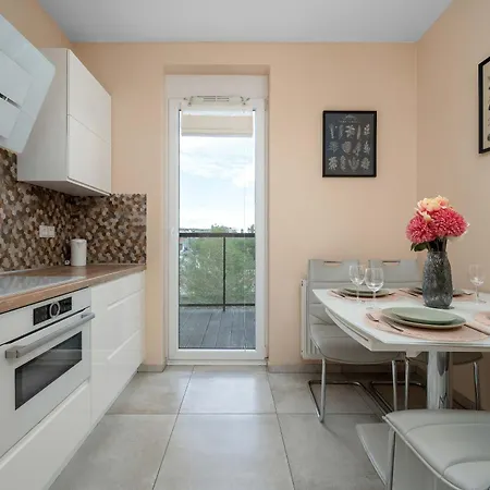 Modern With Parking And River View In By Renters *