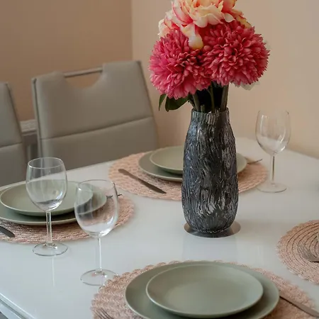 Modern With Parking And River View In By Renters *